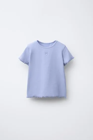 Футболка в рубчик с вырезом «сердце»