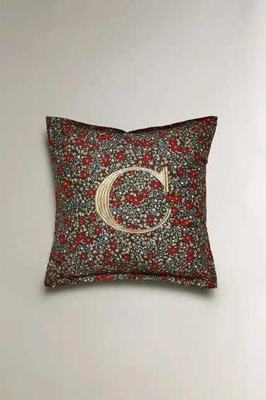 Рождественская подушка с цветочной буквой C