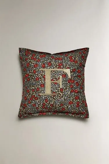 Подушка с буквой ф и рождественскими цветами- Заказать в России