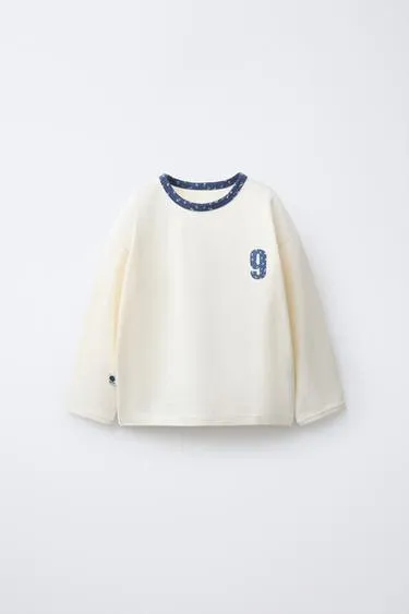 Футболка с текстовым и цветочным принтом