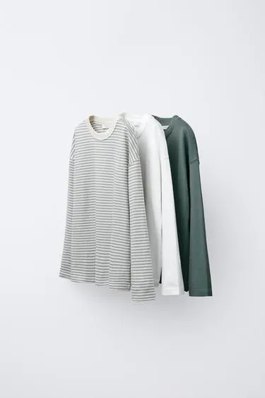 Набор из трех однотонных футболок в полоску