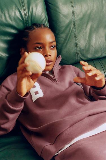 Zara Толстовка с вышивкой и нашивкой