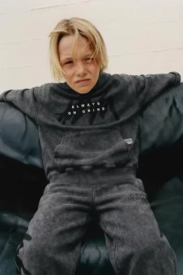 Худи с эффектом потертости и принтом «граффити»- Заказать в России