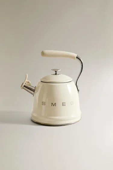 Чайник SMEG со свистком- Заказать в России