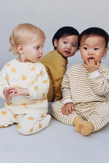 Комплект из толстовки и леггинсов с принтом «груши»