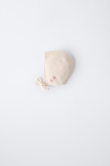 Zara Трикотажный чепчик с вышитыми контрастными цветами