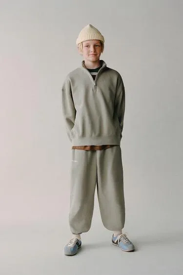 Базовая толстовка с нашивкой