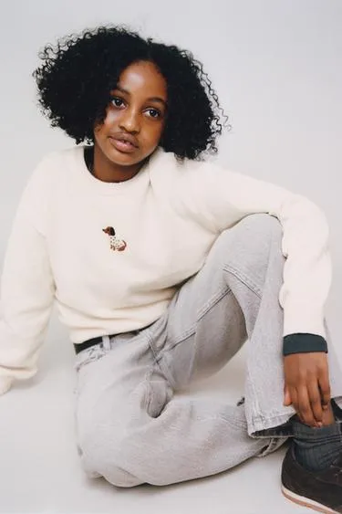 Вязаный свитер с вышитой собакой