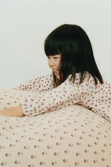 Платье из рельефной ткани с цветочными вставками