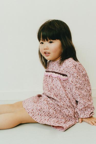 Zara Платье с цветочным принтом и кружевом кроше купить с доставкой.