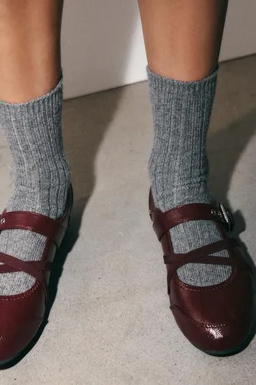 Балетки из лакированной искусственной кожи с пряжками