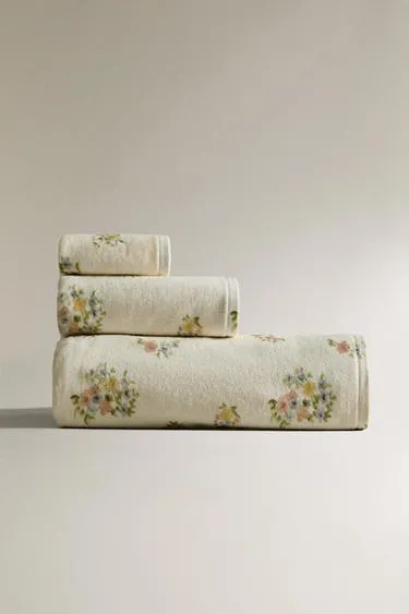 Велюровое полотенце с цветочным принтом- Заказать в России