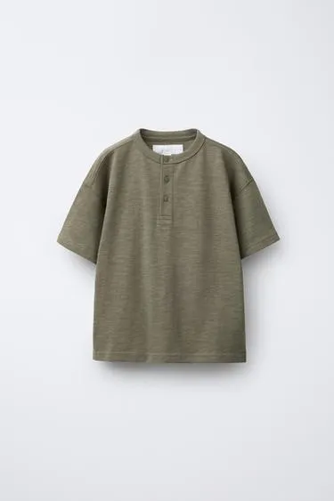 Однотонная футболка с воротником на пуговицах- Заказать в России