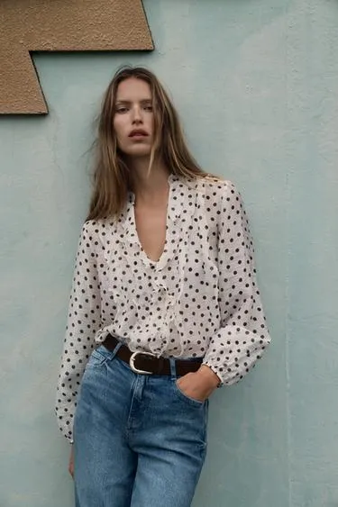 Блуза с оборками и горошками