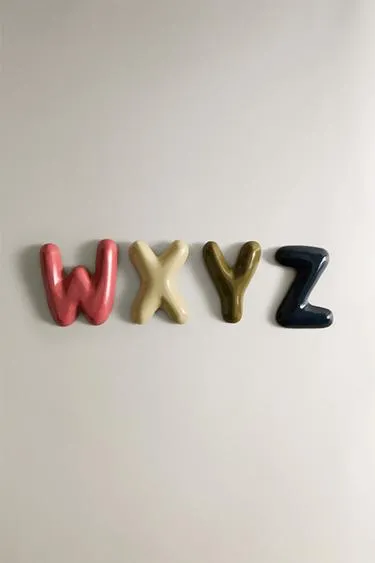 Декоративная стена в форме буквы