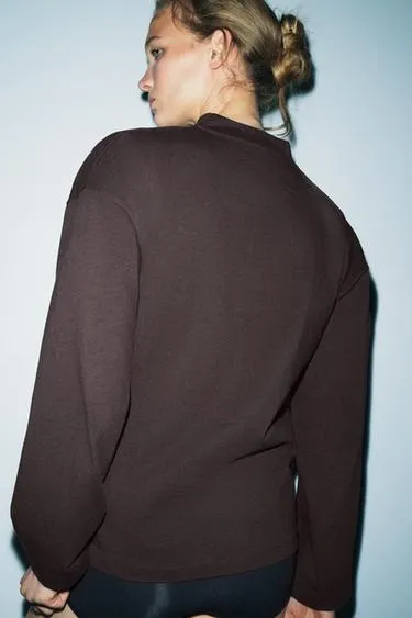 Футболка в стиле рустик с V-образным вырезом