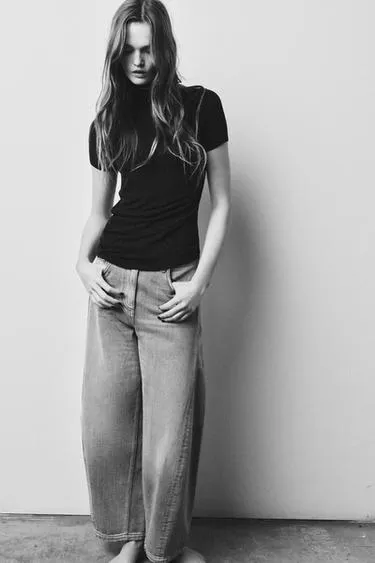 Футболка с асимметричным высоким воротником- Заказать в России