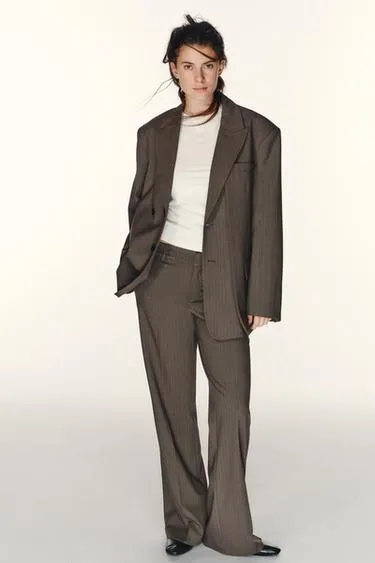 Брюки в тонкую полоску