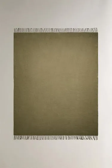 Плед с бахромой и декоративной отделкой- Заказать в России