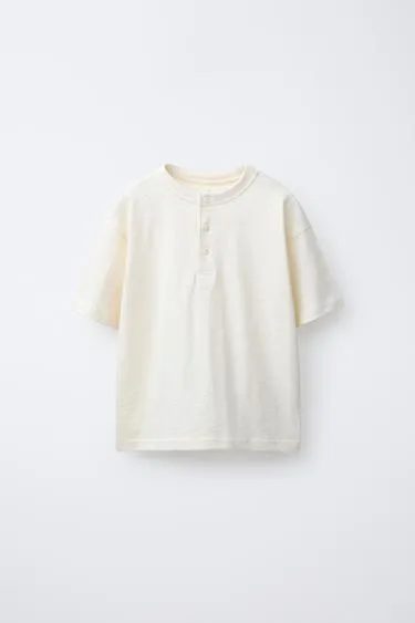 Однотонная футболка с воротником на пуговицах