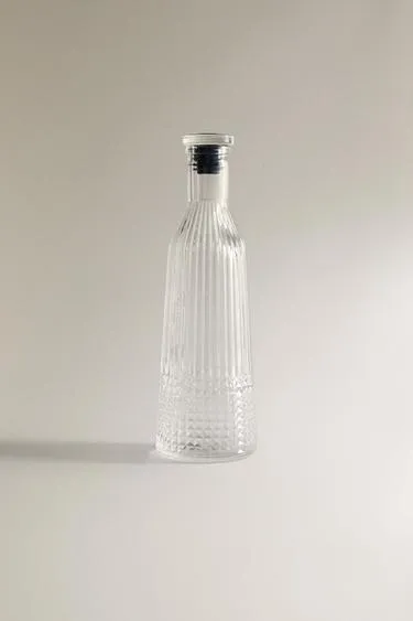 Стеклянная бутылка с рельефным дизайном- Заказать в России