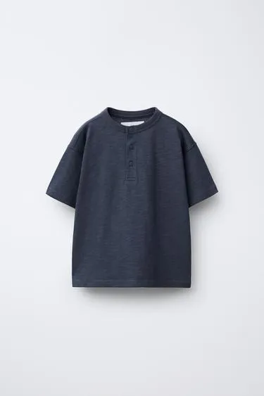 Однотонная футболка с воротником на пуговицах