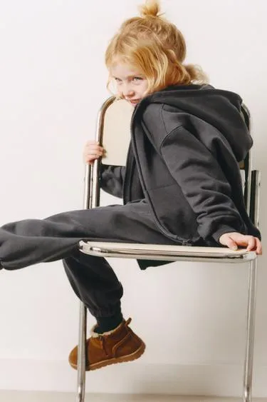 Джоггеры из мягкой ткани с этикеткой