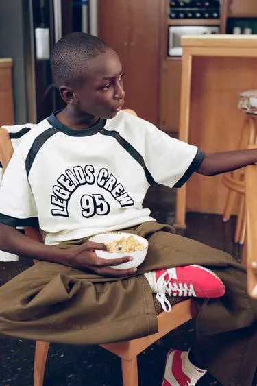 Футболка с регланом и рельефным текстом