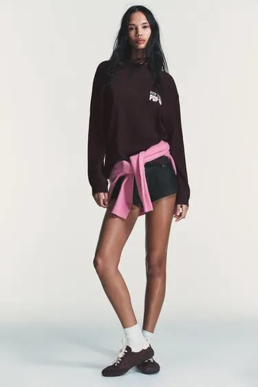 Футболка с эффектом потертости и контрастным текстом- Заказать в России