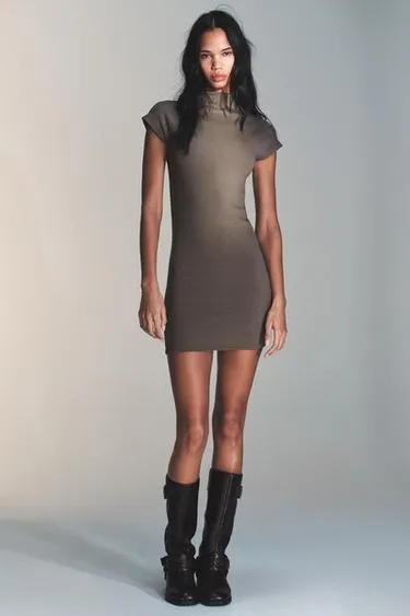 Короткое платье с воротником-стойкой