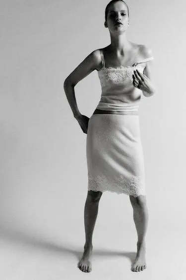 Вязаная юбка миди с кружевом и вышивкой