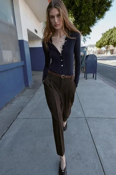 Брюки с защипами и ремнем