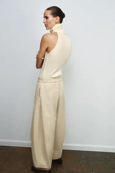 Топ с высоким воротником без рукавов