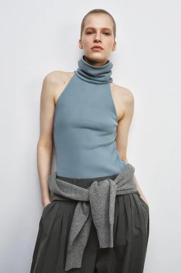 Топ с высоким воротником без рукавов