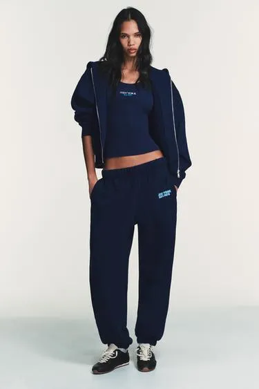 Толстовка с капюшоном и надписью