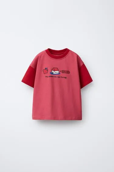 Футболка с контрастными рукавами и принтом- Заказать в России