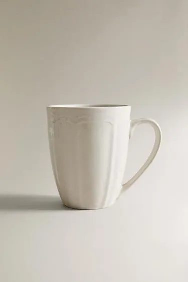 Фарфоровая кружка с рельефным дизайном