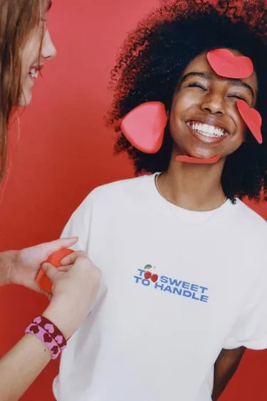 Футболка с принтом «вишни и конфеты»