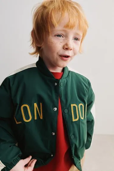 Бомбер с водоотталкивающим покрытием и съемным флисовым капюшоном- Заказать в России