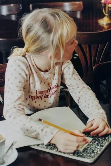 Футболка с цветочным принтом и надписью