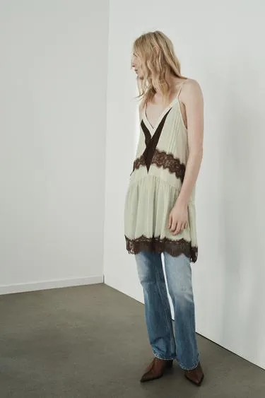 Короткое комбинированное платье с кружевом- Заказать в России