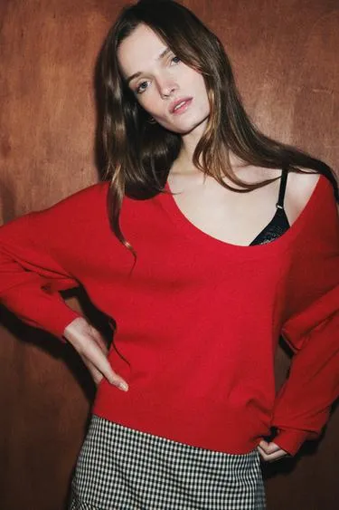 Свитер с глубоким вырезом