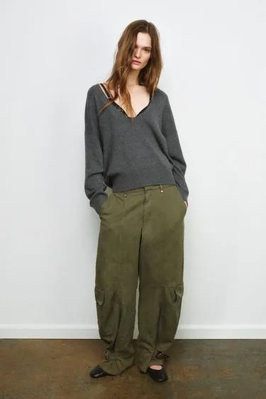 Свитер с глубоким вырезом- Заказать в России