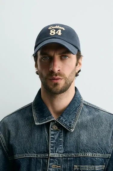 Кепка с вышитой надписью