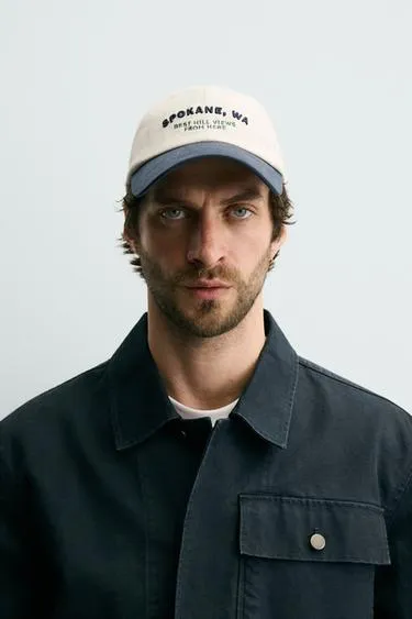 Кепка с вышитой надписью