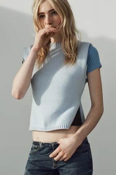 Трикотажный жилет с акцентными плечами