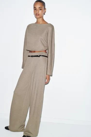 Укороченный топ с длинными рукавами