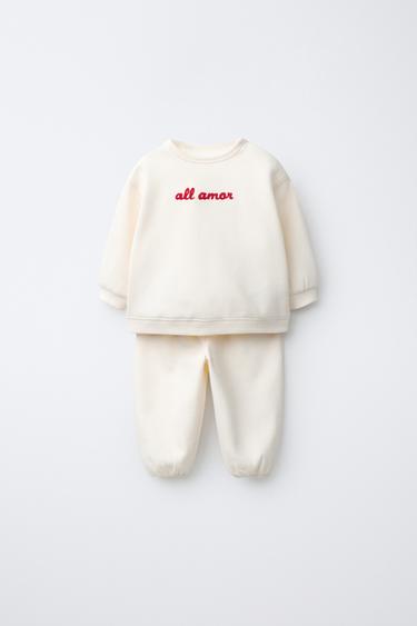 Комплект из толстовки и брюк с вышитой надписью