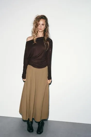 Футболка с длинными рукавами и заклепками