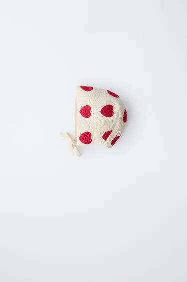 Чепчик из кружева кроше с узором «сердца»